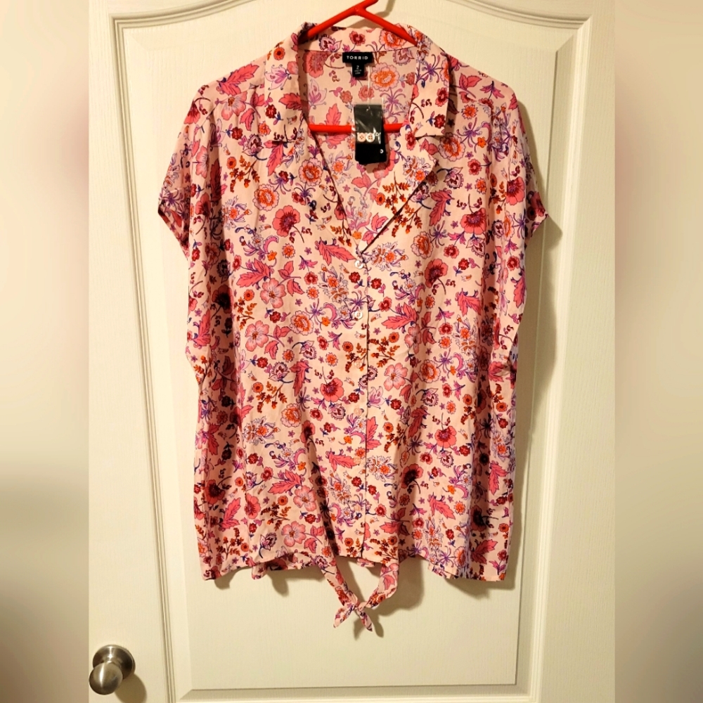 Women's Torrid size 2x floral tie front blouse